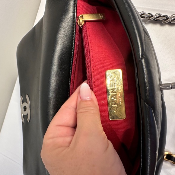 Chanel 19 Black in Small Microchipped - Picture 8 of 16